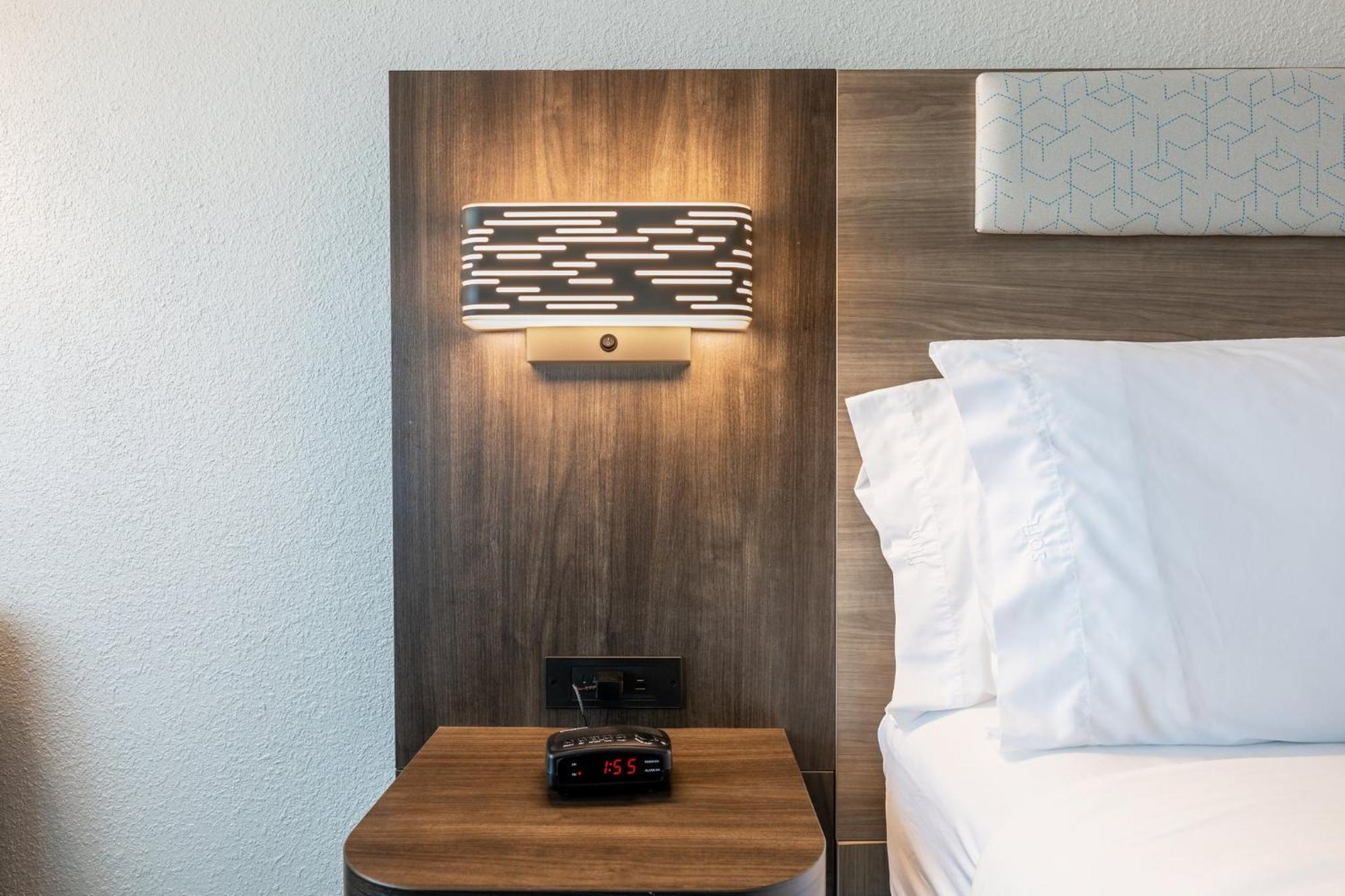 Holiday Inn Express Van Nuys By Ihg Los Angeles Exterior photo
